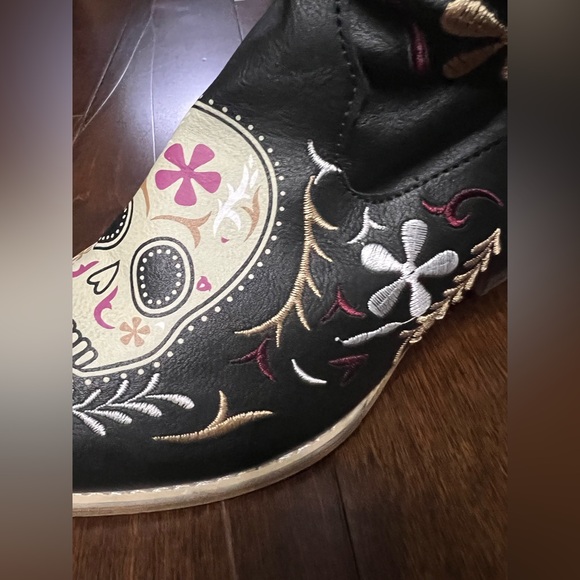 Funky skull cowboy boots!! Size 39. Run small. - Picture 9 of 9